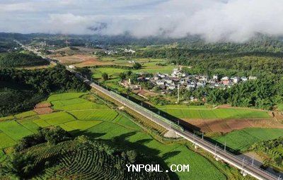 中老鐵路跨越山河、聯(lián)結(jié)友誼，配齊物流，共同發(fā)展